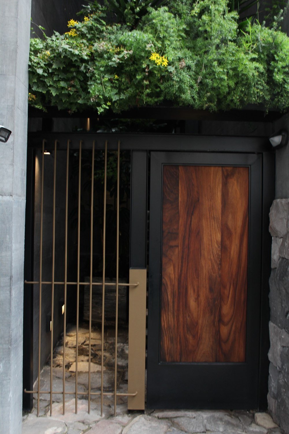 Acceso y puerta principal de El Santuario del Silencio, CGDC | DCIX