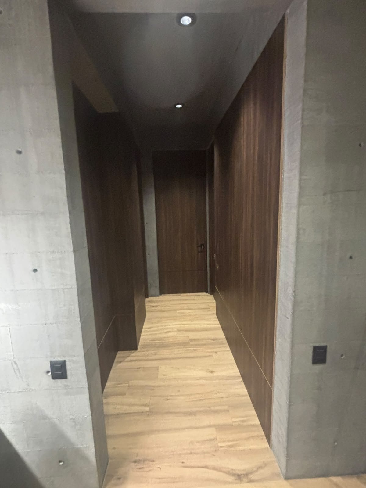 CAGC DCIX pasillo forrado de madera
